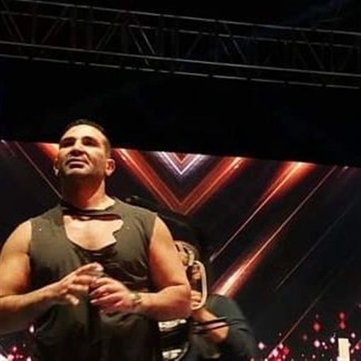 تقريبا ضربوه – أحمد سعد بـT-Shirt “مقطوع”