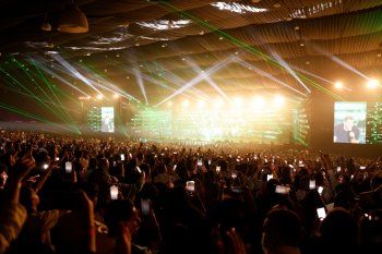 شاهد .. بالفيديو والصور- عمرو دياب يشعل الأجواء بحفله الذي أحياه في جدة