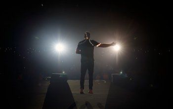 شاهد .. بالفيديو والصور- عمرو دياب يشعل الأجواء بحفله الذي أحياه في جدة