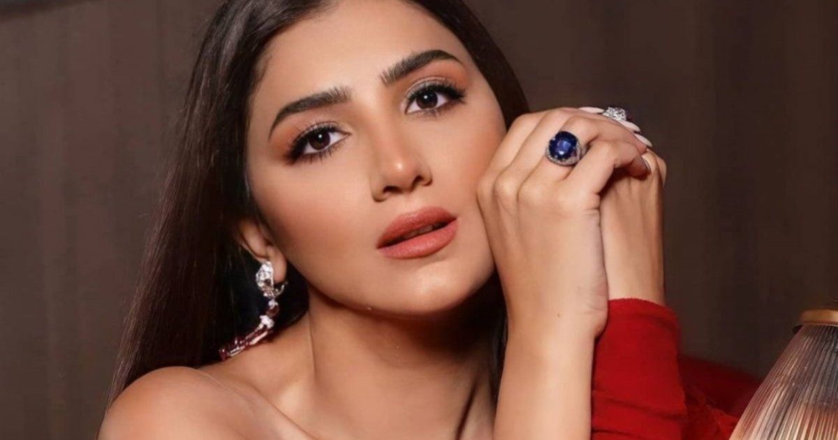 شاهد .. مي عمر بإطلالة خاطفة للأنظار.. والجمهور يتفاعل مع جمالها