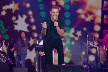 شاهد .. بالفيديو والصور- عمرو دياب يشعل الأجواء بحفله الذي أحياه في جدة