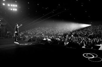 شاهد .. بالفيديو والصور- عمرو دياب يشعل الأجواء بحفله الذي أحياه في جدة