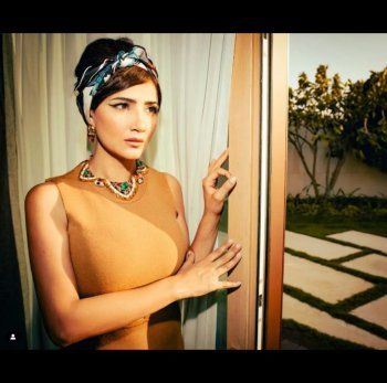 شاهد .. مي عمر بإطلالة خاطفة للأنظار.. والجمهور يتفاعل مع جمالها