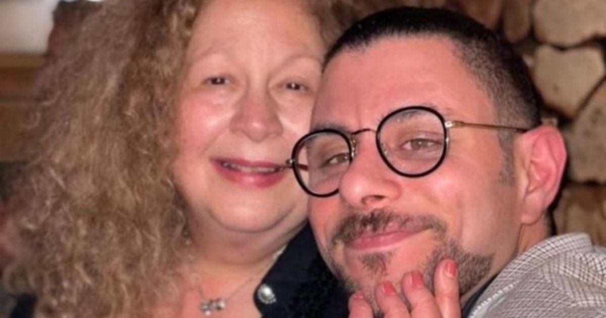 شاهد .. بالصورة- أحمد الفيشاوي ينشر صورة قديمة لوالدته سمية الألفي ويدعو لها بالشفاء