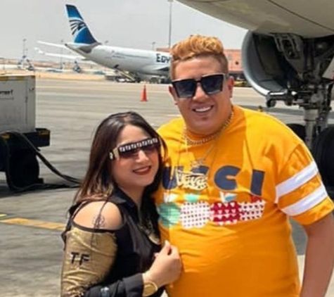 حمو بيكا يتغزل في زوجته أمام الطائرة.. ” حب عمري”- شاهد