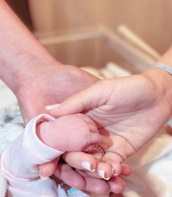 شاهد .. هاجر أحمد ترزق بأول مولود لها وهذا جنسه-بالصورة