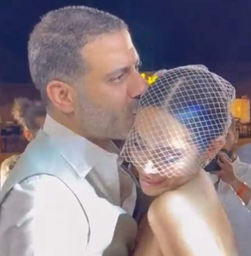 عمرو عبد العزيز لمنتقدي حفل زفاف محمد فراج وبسنت شوقي: “لتقل خيرا أو لتصمت”