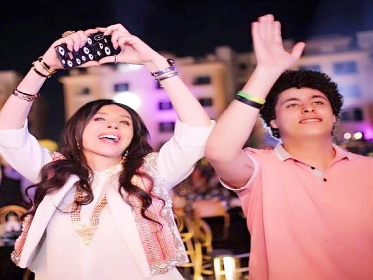 بالصور .. الراقصة دينا ونجلها محجوزين في فرنسا – تحاليل طبية عاجلة