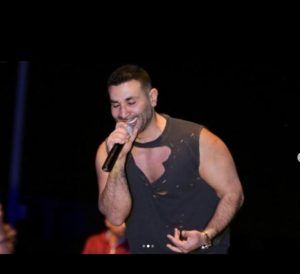 بالصور ..اطلاله مختلفة لأحمد سعد في حفل عيد الفطر المبارك