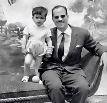 شاهد .. كبر وأصبح فناناً عربياً بشهرة عالمية.. خمنوا هوية هذا الطفل