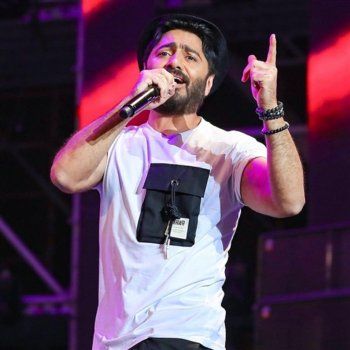 شاهد .. بالصور- تامر حسني يشعل الأجواء في حفله الأخير في السعودية