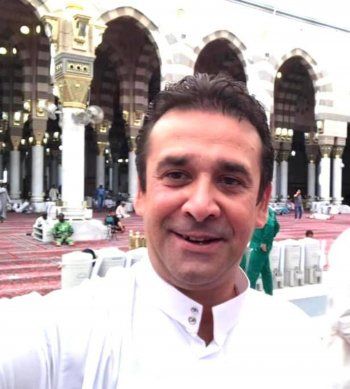 شاهد .. بالصورة- كريم عبد العزيز يؤدي مناسك العمرة