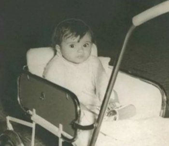 شاهد .. كبر وأصبح فناناً عربياً بشهرة عالمية.. خمنوا هوية هذا الطفل