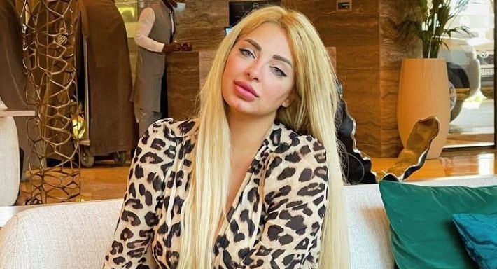 بالصور.. مي حلمي تتألق بالتيجر الجريء.. جذبت الأنظار بوجودها وسط البحر