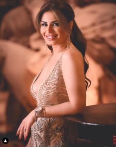 اتفرج – منة فضالي تتصدر السباق بفستان كشف المستخبي