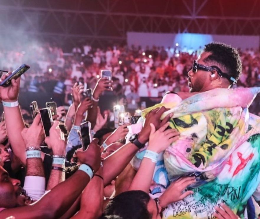 محمد رمضان يشيد بحفلته في السعودية:” بين حبايبي”