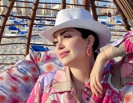 نسرين طافش تستمتع بعطلتها الصيفية علي البحر- شاهد