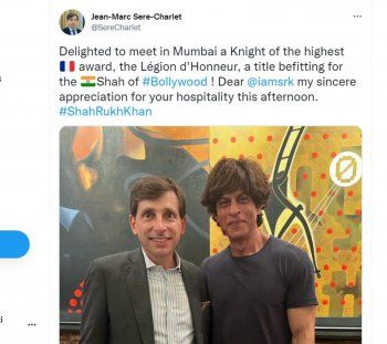 شاهد .. شاروخان مكرماً في فرنسا...والجائزة التي حصل عليها تفاجئ الجمهور