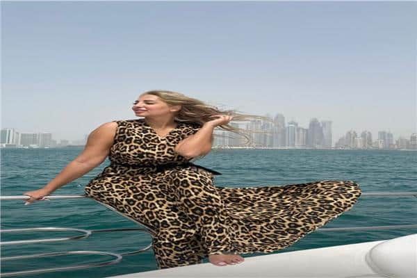 بالصور.. مي حلمي تتألق بالتيجر الجريء.. جذبت الأنظار بوجودها وسط البحر
