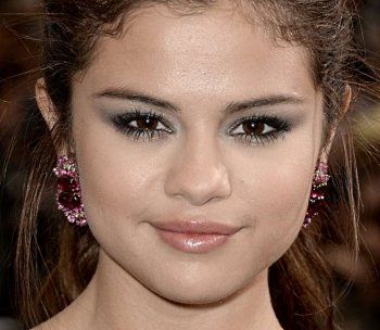 شاهد .. "شوارب" سيلينا غوميز وسلمى حايك وتايرا بانكس تعرضهن للسخرية..الصور تفضح المستور!