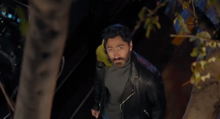 تامر حسني يقع في الحب في إعلان فيلم “بحبك” – شاهد