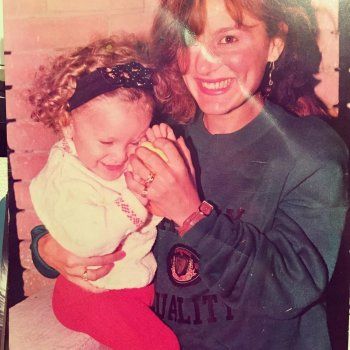 شاهد .. بالصورة - جميلة عوض بإطلالات مميزة برفقة والدتها