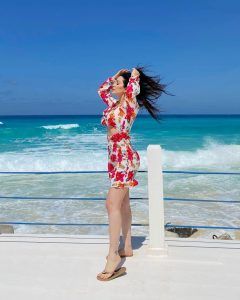 اتفرج – نسرين طافش شعللت الصيف بدري بظهور مثير على البحر