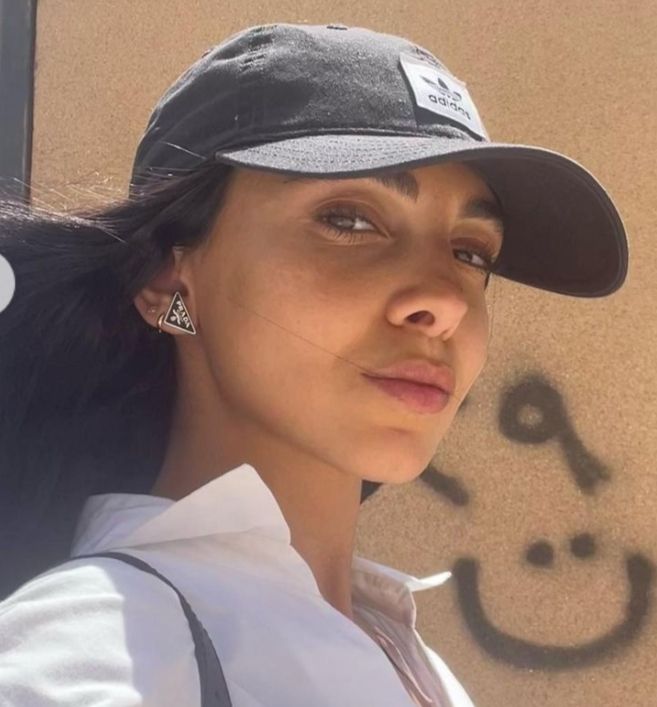 سلمي ابو ضيف تتألق بالكاب الاسود في احدث ظهور لها- شاهد