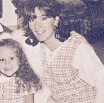 شاهد .. بالصورة - جميلة عوض بإطلالات مميزة برفقة والدتها