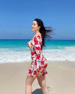 اتفرج – نسرين طافش شعللت الصيف بدري بظهور مثير على البحر