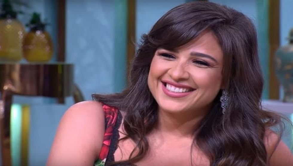 ياسمين عبد العزيز تجنن و لبست ” الابيض ” – شاهد