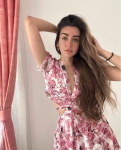 اتفرج – هنا الزاهد تخطف الأنظار بفستان مفيش أحلي من كدة