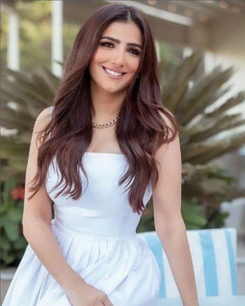 شاهد .. مي عمر بإطلالة صيفية حيوية.. والجمهور يتفاعل مع جمالها