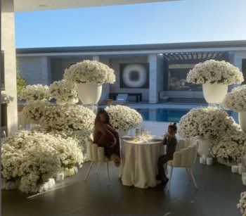 شاهد .. بالصورة - ترافيس سكوت يغرق كايلي جينير بالورود بمناسبة عيد الأم