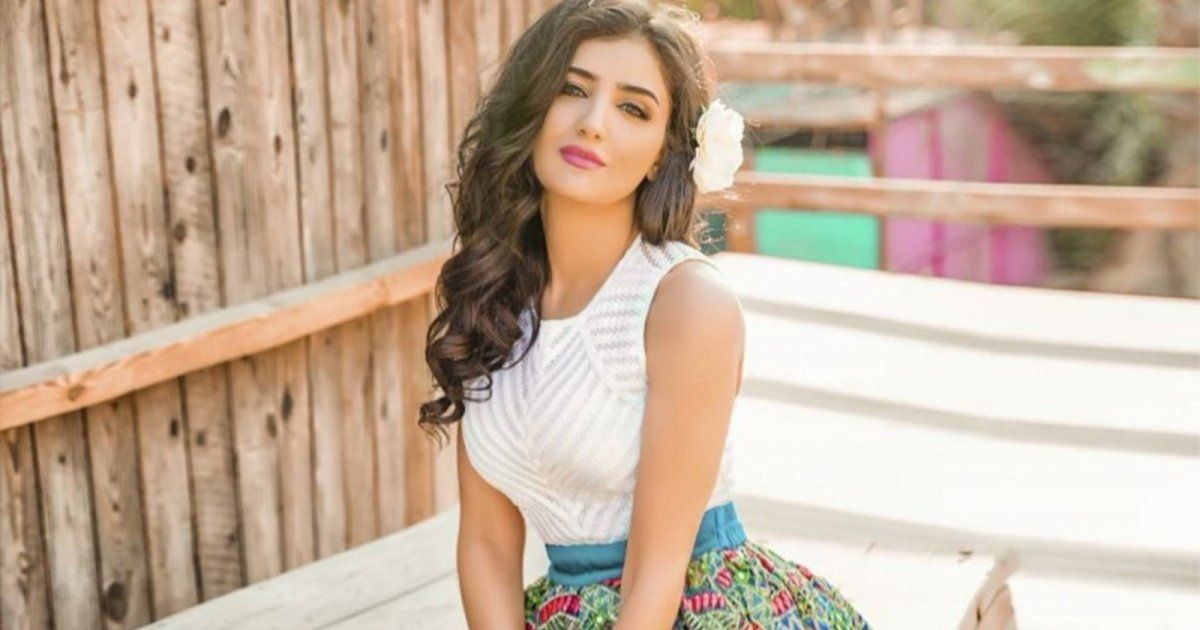 شاهد .. مي عمر بإطلالة صيفية.. والجمهور يتفاعل مع جمالها