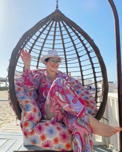 اتفرج – نسرين طافش تستعرض جمالها ببجامة نوم جريئة