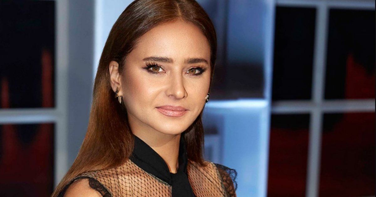 شاهد .. بالصورة- نيللي كريم تستمع بأشعة الشمس من داخل حمام السباحة