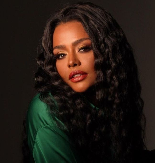 أسماء ابو اليزيد تسحر متابعيها باللون الاخضر الملكي- شاهد