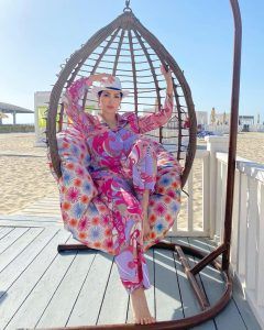 اتفرج – نسرين طافش تستعرض جمالها ببجامة نوم جريئة