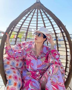 اتفرج – نسرين طافش تستعرض جمالها ببجامة نوم جريئة