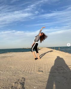 شاهدة – ست الأميرات نرمين الفقي تتمايل أمام البحر