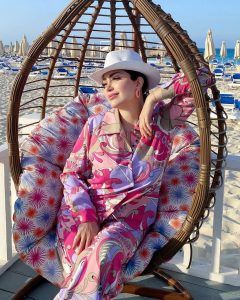 اتفرج – نسرين طافش تستعرض جمالها ببجامة نوم جريئة