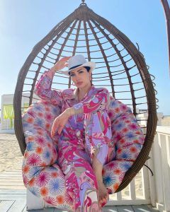 اتفرج – نسرين طافش تستعرض جمالها ببجامة نوم جريئة