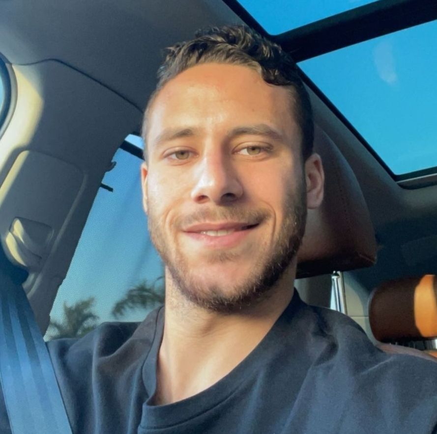 رمضان صبحي يتألق بسيلفي من سيارته- شاهد