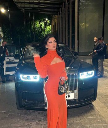 شاهد .. ملكة كابلي تستعرض أناقتها وسط شوارع لندن