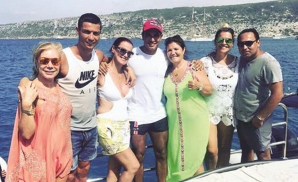من شقيقة رونالدو إلى ياسمين صبري.. نساء في حياة أبو هشيمة