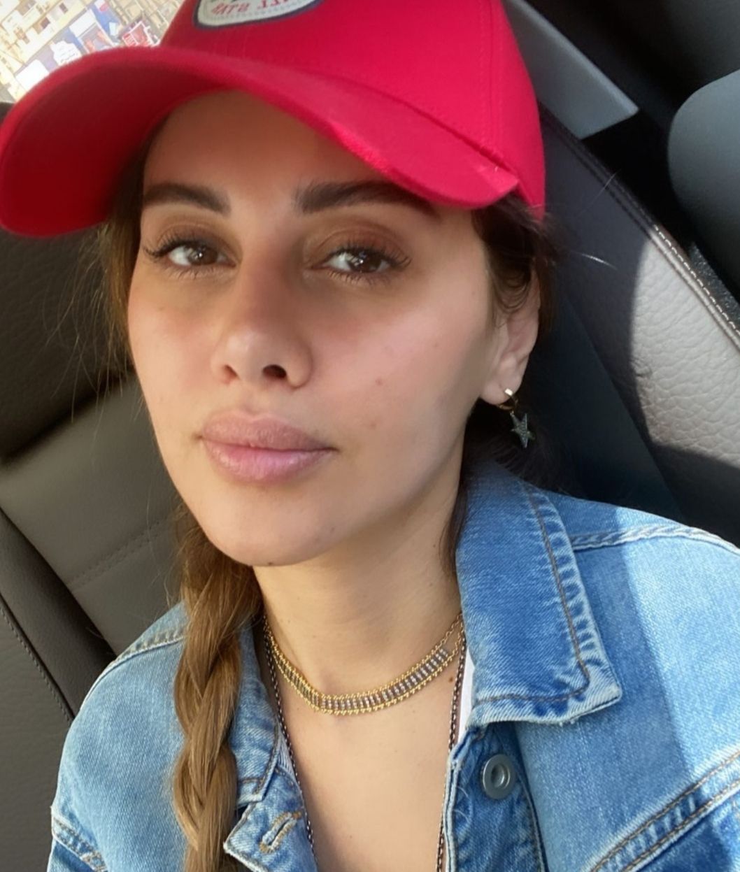 ياسمين رئيس تخطف الانظار بسيلفي من سيارتها- شاهد