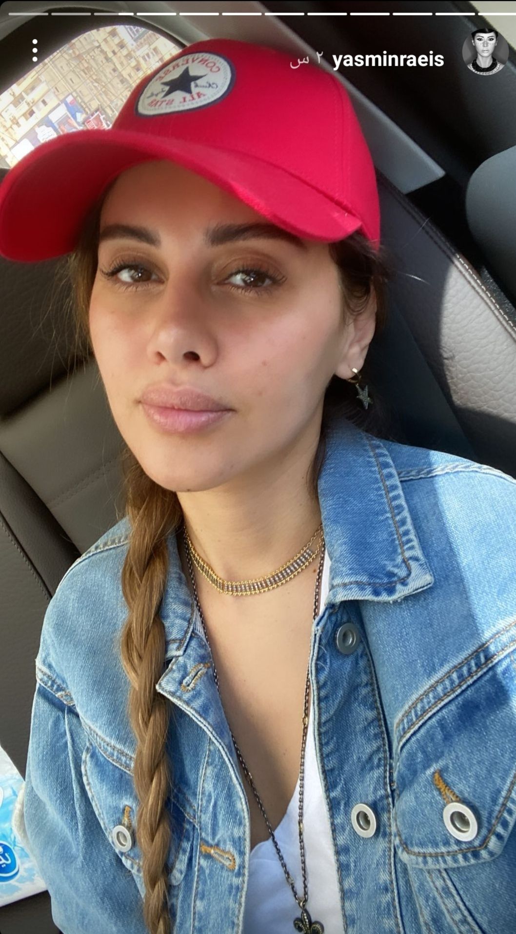 ياسمين رئيس تخطف الانظار بسيلفي من سيارتها- شاهد