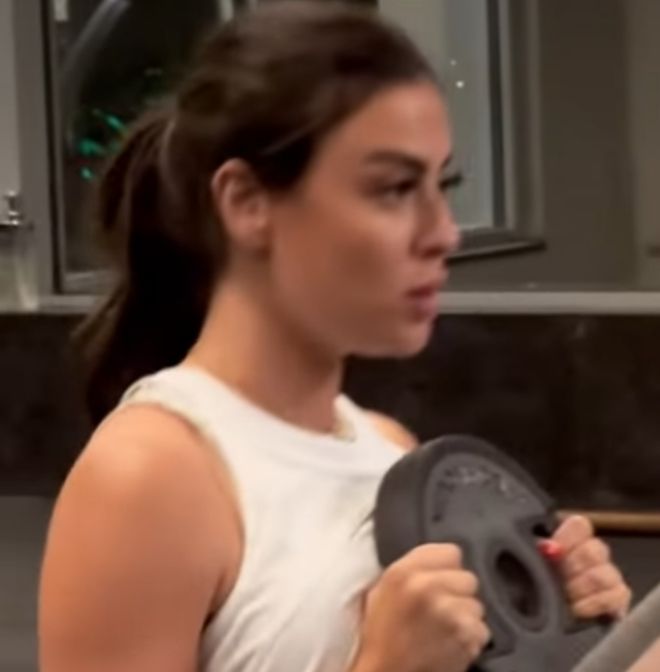 ميرنا نور الدين تستعرض لياقتها البدنية من الجيم- فيديو
