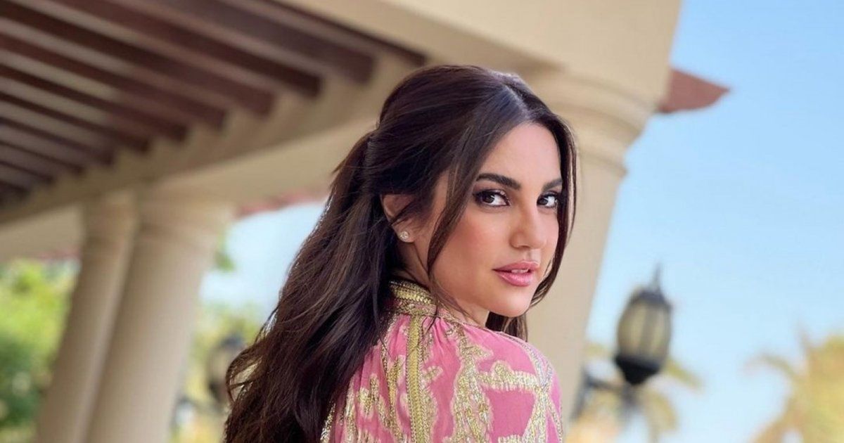 شاهد .. درة بإطلالة صيفية رائعة.. والجمهور يتفاعل مع جمالها